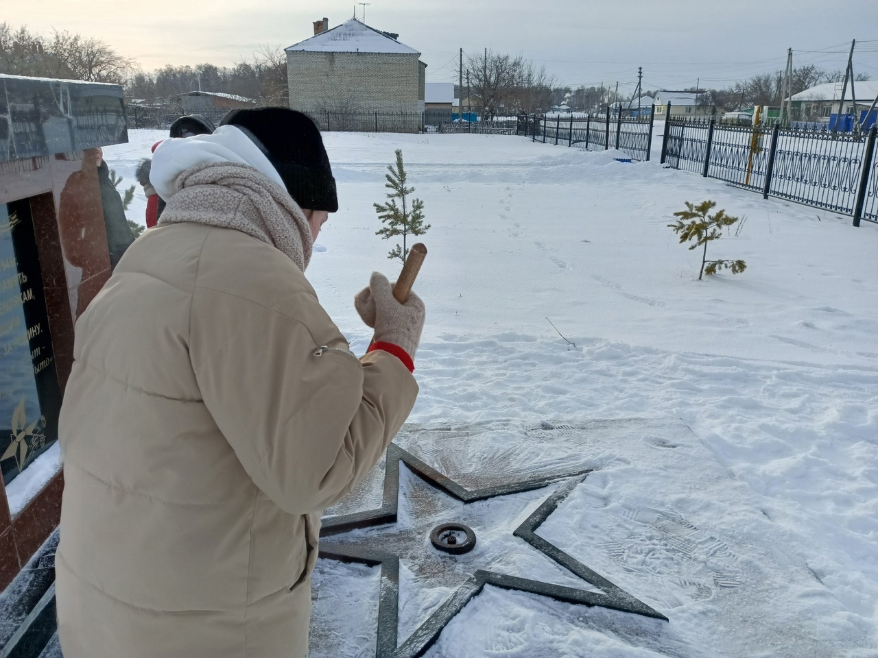 Акция по очистке от снега обелиска и территории около него.