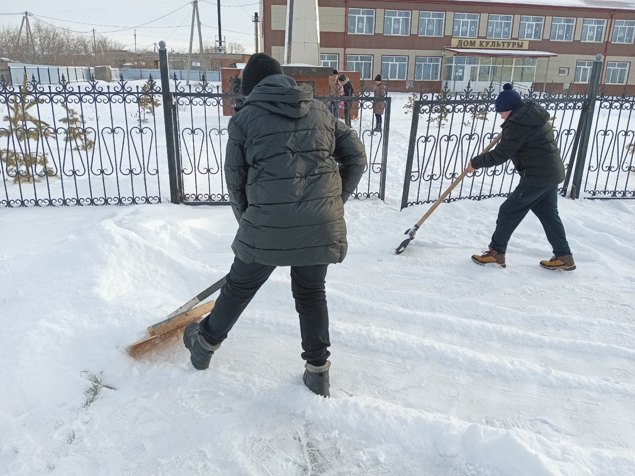 Акция по очистке от снега обелиска и территории около него в День неизвестного солдата..